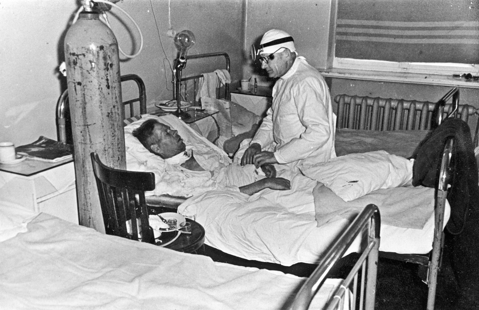 Pjotrs Baklanovs(1946- 1952)  pie pacienta gultas.