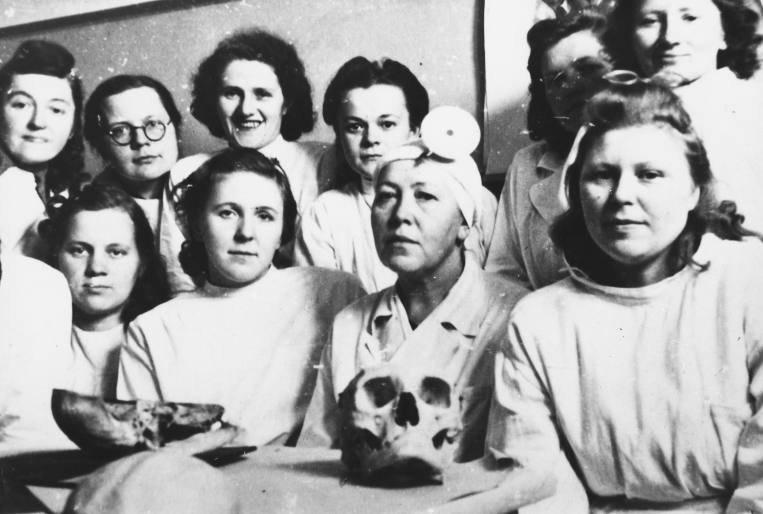 1. rinda 3. persona no kreisās puses Zenta Tiļļa (1900- 1960) kopā ar studentiem.
